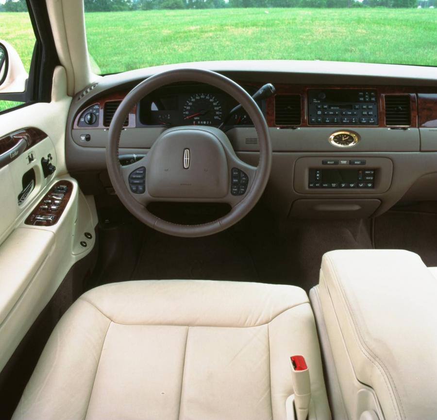  Lincoln Town Car 1998 года  (фото 48 из 77)
